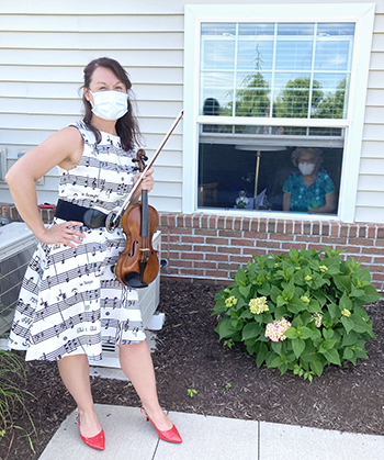 photo of BW students Jessica Stearns at retirment center